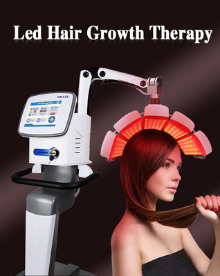 El profesional llevó la máquina ligera de la terapia del crecimiento del pelo para el tratamiento de la pérdida de pelo